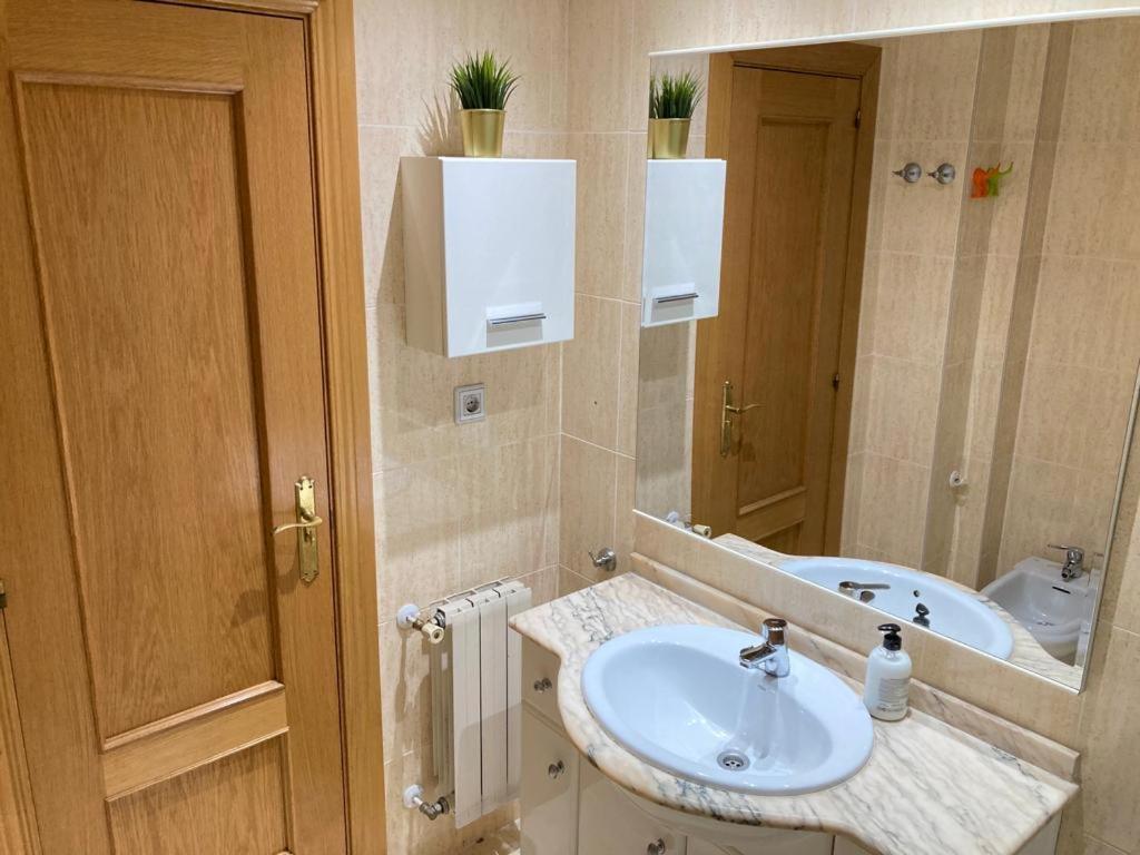 Apartamento Grande, 2 Dormitorios, Garaje Gratis Madrid Exteriör bild